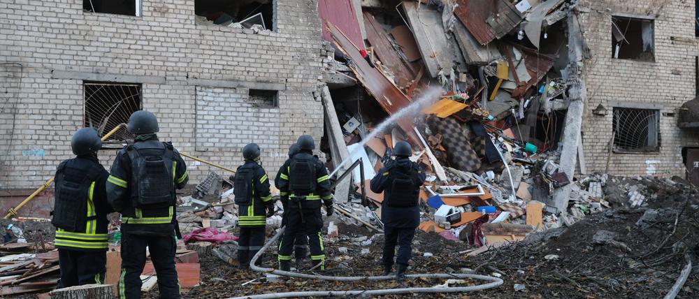 In der ukrainischen Großstadt Saporischschja schlug eine Rakete in ein Wohnheim ein.