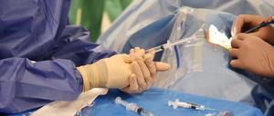 Eine Laser-Operation am Auge eines Patienten in einem Berliner Klinikum.