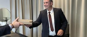 Mirzet Miminovic, Concierge bei RAS im Tacheles, vor dem Vorhang, der die Pakete versteckt. 