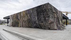 Netz über der Neuen Nationalgalerie: „Lachen ist verdächtig“ (Laughing Is Suspicious) von Fabian Knecht.