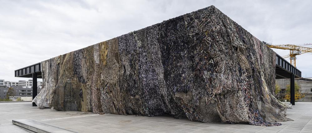 Netz über der Neuen Nationalgalerie: „Lachen ist verdächtig“ (Laughing Is Suspicious) von Fabian Knecht.