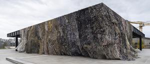 Netz über der Neuen Nationalgalerie: „Lachen ist verdächtig“ (Laughing Is Suspicious) von Fabian Knecht.