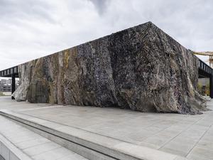 Netz über der Neuen Nationalgalerie: „Lachen ist verdächtig“ (Laughing Is Suspicious) von Fabian Knecht.