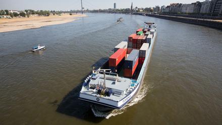 Ein mit Containern beladenes Schiff befährt den Rhein bei Düsseldorf der durch die anhaltende Sommerhitze Niedrigwasser führt.