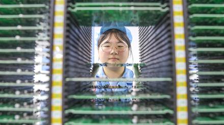 Eine Arbeiterin in einer Chipproduktion im chinesichen Huzhou.