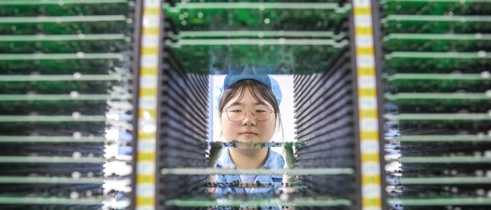 Eine Arbeiterin in einer Chipproduktion im chinesichen Huzhou.