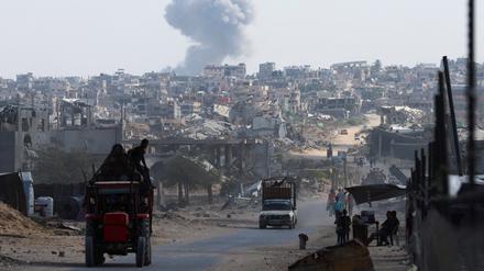 Rauch steigt in Khan Yunis im südlichen Gazastreifen auf, 30. Oktober 2025 (Symbolbild).