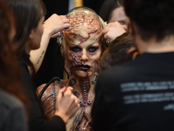 October 31, 2019, New York, NY, USA: October 31, 2019 New York City..Heidi Klum gets ready for Halloween In the window of Amazon on October 31, 2019 in New York City. New York USA *** October 31, 2019, New York, NY, USA October 31, 2019 New York City Heidi Klum gets ready for Halloween In the window of Amazon on October 31, 2019 in New York City New York USA PUBLICATIONxINxGERxSUIxAUTxONLY - ZUMAny1 20191031zafny1244 Copyright: xKristinxCallahanx