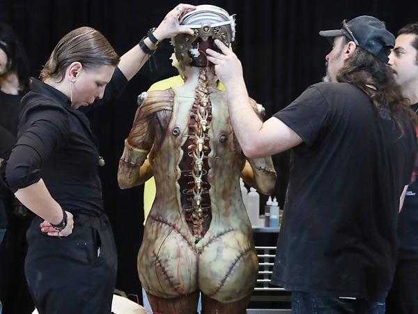 NEW YORK, NY- October 31: Heidi Klum Halloween 2019 building her costume in the window of 34th Street Amazon Books in New York.October 31, 2019. PUBLICATIONxINxGERxSUIxAUTxONLY Copyright: xRWx