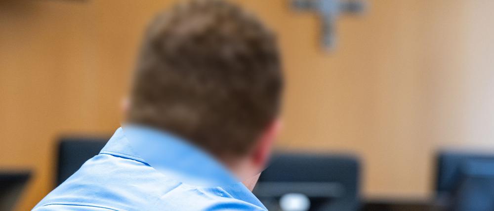 Mit Desinfektionsmittel als Brandbeschleuniger zündete ein 33-Jähriger in Landshut nach Überzeugung der Richter die Haare seiner pflegebedürftigen Großmutter an. Die Seniorin erlag knapp vier Wochen nach der Tat ihren Verletzungen. Jetzt ist der Mann verurteilt worden.