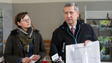 Agrarministerin Hanka Mittelstädt und ihr Staatssekretär Stephan Nikisch loben das Engagement der Helfer zur Bewältigung der Vogelgrippe bei Kranichen im Linumer Teichland.