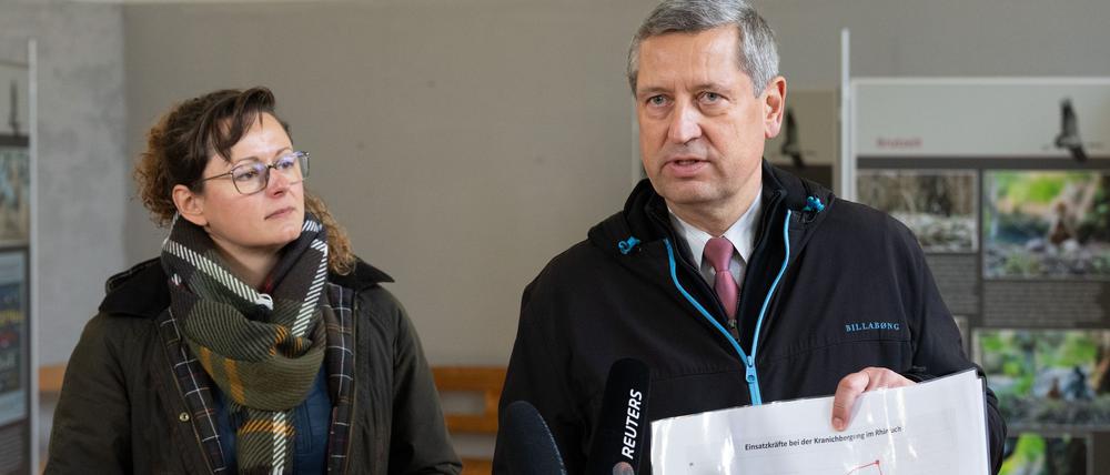 Agrarministerin Hanka Mittelstädt und ihr Staatssekretär Stephan Nikisch loben das Engagement der Helfer zur Bewältigung der Vogelgrippe bei Kranichen im Linumer Teichland.