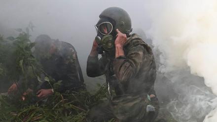 Offiziere der Spezialeinsatzkräfte des russischen Föderalen Strafvollzugsdienstes absolvieren Qualifikationstests für den Kriegseinsatz. 