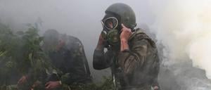 Offiziere der Spezialeinsatzkräfte des russischen Föderalen Strafvollzugsdienstes absolvieren Qualifikationstests für den Kriegseinsatz. 