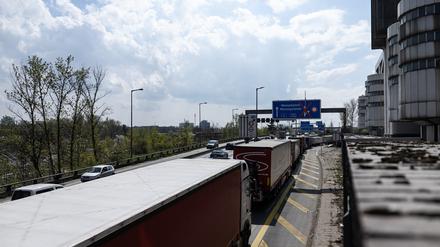 Lastwagen stehen im Stau nahe der Baustelle der Ringbahnbrücke der A100. Der Abriss der maroden Ringbahnbrücke hat am Wochenende begonnen.