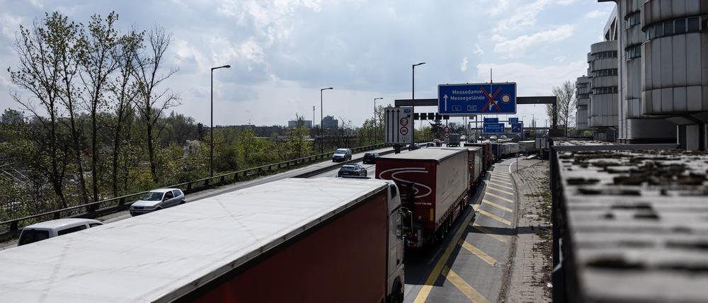 Lastwagen stehen im Stau nahe der Baustelle der Ringbahnbrücke der A100. Der Abriss der maroden Ringbahnbrücke hat am Wochenende begonnen.