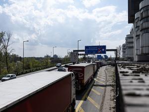 Lastwagen stehen im Stau nahe der Baustelle der Ringbahnbrücke der A100. Der Abriss der maroden Ringbahnbrücke hat am Wochenende begonnen.