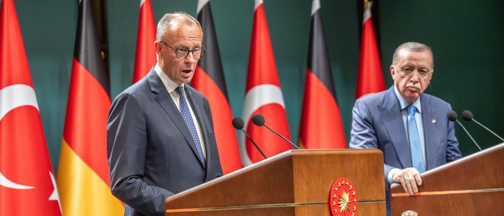Recep Tayyip Erdoğan (r.) und Friedrich Merz beim Treffen im Präsidentenpalast