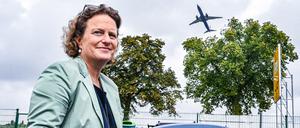 Die BER-Flughafenchefin Aletta von Massenbach in der Plainspotterbar am BER, einem ihrer Lieblingsorte.