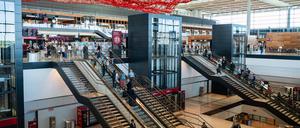 Flugreisende in der Abflughalle im Terminal 1 des Flughafen Berlin-Brandenburg International BER Willy Brandt.