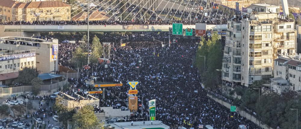 Eine Drohnenaufnahme zeigt ultraorthodoxe Juden bei einer „Millionen-Mann-Demonstration“ gegen die israelische Wehrpflicht in Jerusalem.