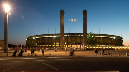 Abendliche Ansicht des Olympiastadions in Berlin.
