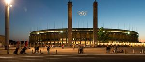 Abendliche Ansicht des Olympiastadions in Berlin.