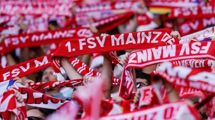 Der Fußball-Fan, der im Spiel der Mainzer in Stuttgart reanimiert werden musste, ist nach Club-Angaben auf dem Weg der Besserung.