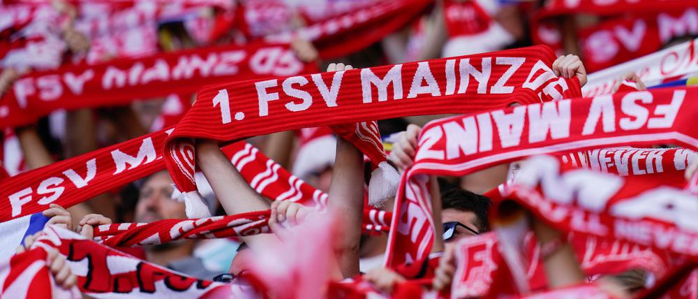 Der Fußball-Fan, der im Spiel der Mainzer in Stuttgart reanimiert werden musste, ist nach Club-Angaben auf dem Weg der Besserung.