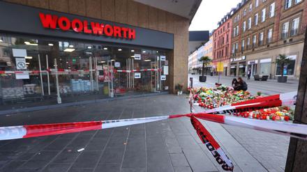 Mit Polizeiband abgesperrt ist ein Kaufhaus, in dem ein Mann Menschen mit einem Messer attackiert hatte (Archivbild).