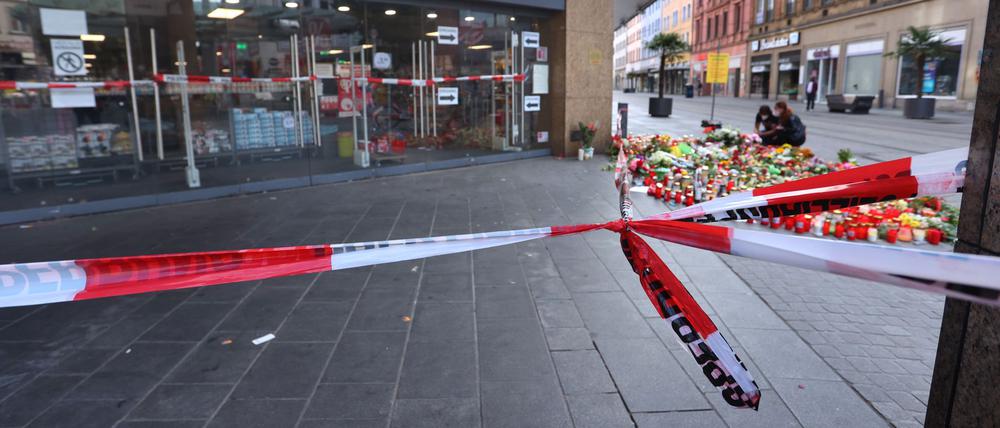 Mit Polizeiband abgesperrt ist ein Kaufhaus, in dem ein Mann Menschen mit einem Messer attackiert hatte (Archivbild).