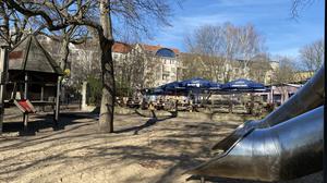 Der Spielplatz vor dem Biergarten "Jockel" an der Ratiborstraße in Kreuzberg.