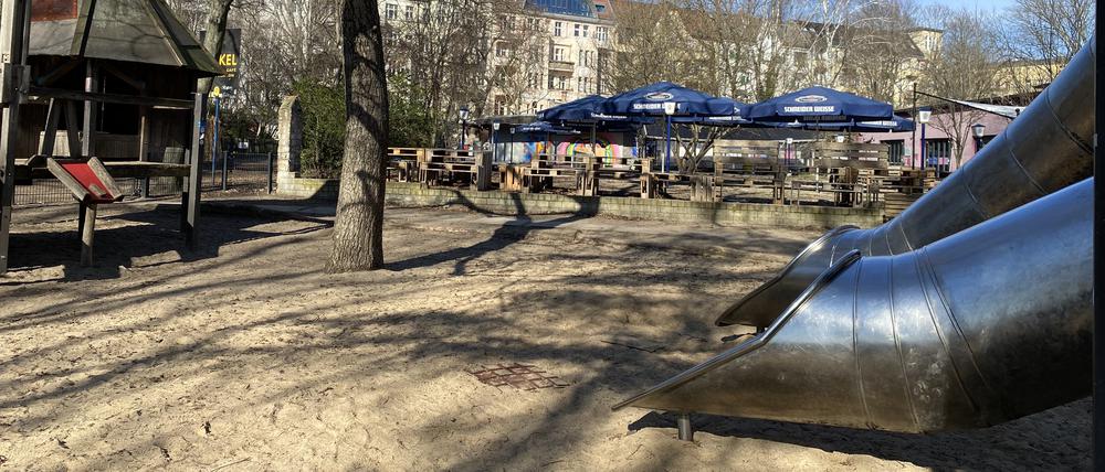 Der Spielplatz vor dem Biergarten "Jockel" an der Ratiborstraße in Kreuzberg.