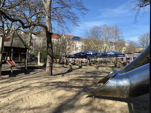 Der Spielplatz vor dem Biergarten "Jockel" an der Ratiborstraße in Kreuzberg.