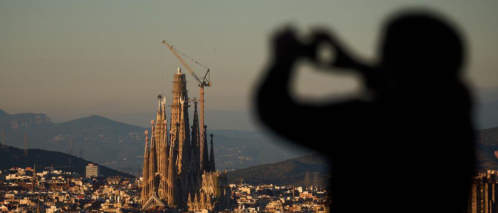 Mit einem neuen Kreuzsegment überragt die Basilika in Barcelona erstmals das Ulmer Münster.