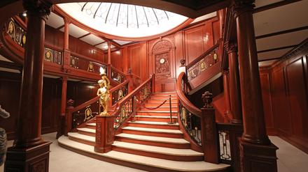 Wie im „Titanic“-Film von 1997: Der Nachbau der großen Treppe versetzt die Besucherinnen und Besucher an Ort und Zeit.