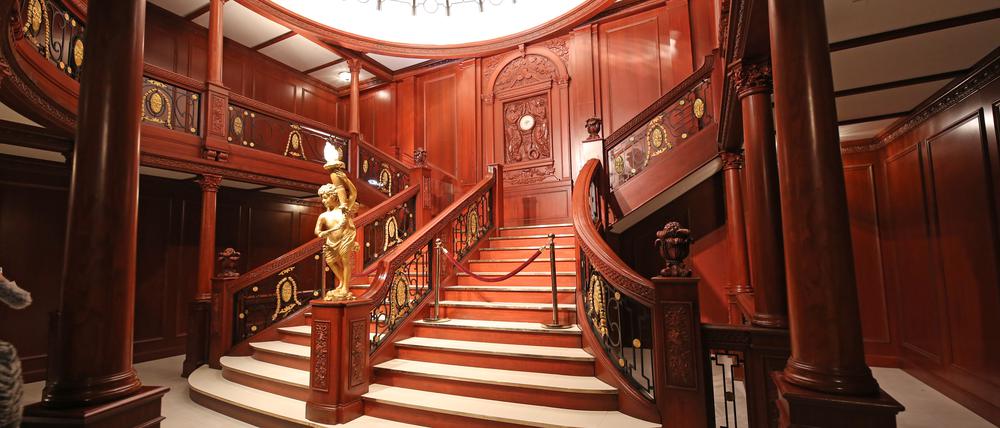 Wie im „Titanic“-Film von 1997: Der Nachbau der großen Treppe versetzt die Besucherinnen und Besucher an Ort und Zeit.