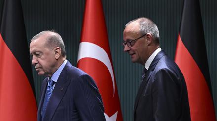 Der türkische Präsident Recep Tayyip Erdogan und der deutsche Bundeskanzler Friedrich Merz halten am 30. Oktober 2025 eine gemeinsame Pressekonferenz im Präsidentenpalast in Ankara.