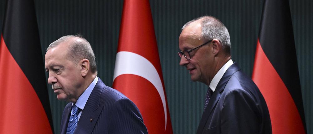 Der türkische Präsident Recep Tayyip Erdogan und der deutsche Bundeskanzler Friedrich Merz halten am 30. Oktober 2025 eine gemeinsame Pressekonferenz im Präsidentenpalast in Ankara.