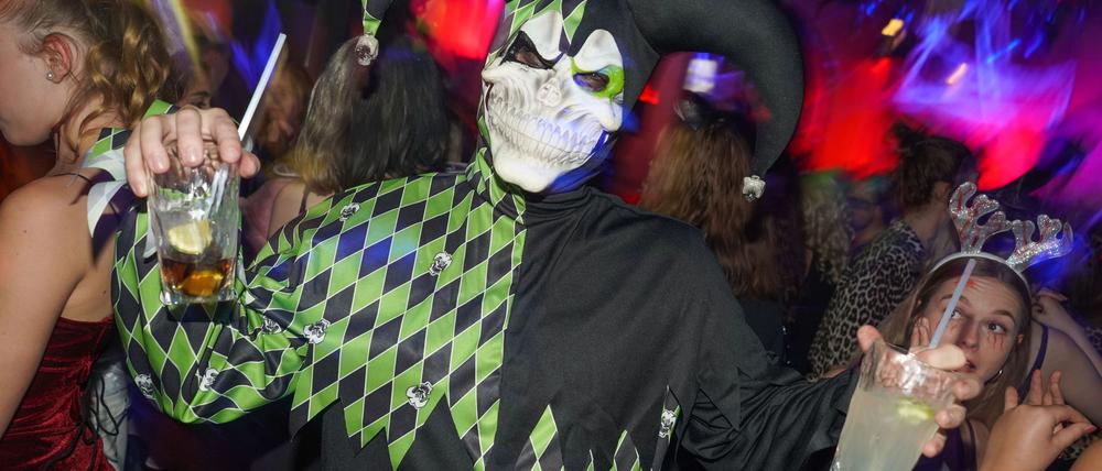 Zu Halloween wird es mancherorts in Berlin und Brandenburg gruselig. (Archivbild)