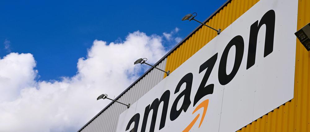 Zu Amazon gehört neben dem Handelsgeschäft auch die Cloud-Sparte AWS. (Archivbild)