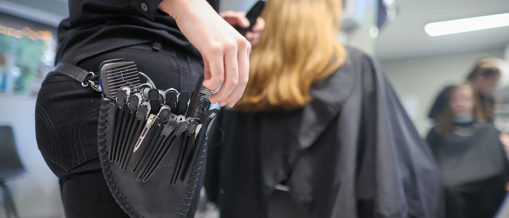 Laut einer YouGov-Umfrage gibt ein Viertel der Menschen in Deutschland kein Geld für einen Haarschnitt aus. (Archivbild)