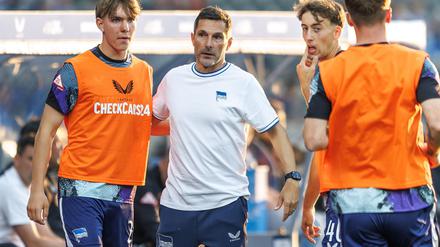 Hertha-Coach Stefan Leitl (M.) hat viel Vertrauen in Kennet Eichhorn (l.). (Archivbild)
