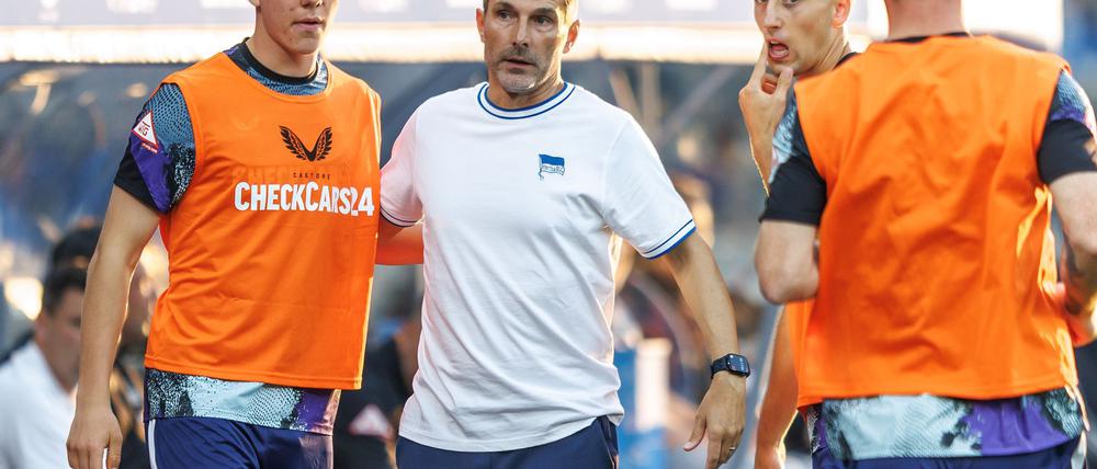 Hertha-Coach Stefan Leitl (M.) hat viel Vertrauen in Kennet Eichhorn (l.). (Archivbild)