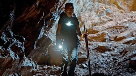 Fledermausforscherin Georgiana Marginean steigt in die geheimnisvollen Tiefen einer Höhle der Karpaten hinab. 