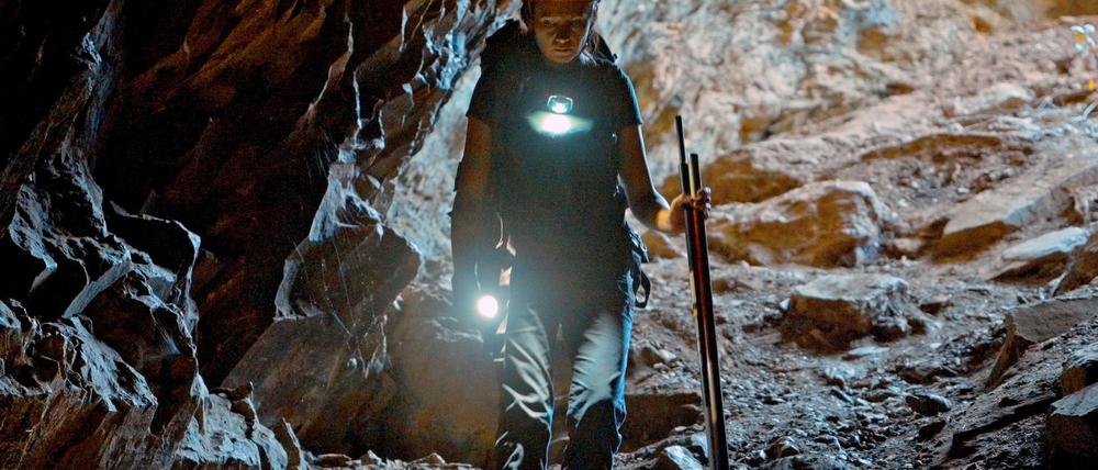 Fledermausforscherin Georgiana Marginean steigt in die geheimnisvollen Tiefen einer Höhle der Karpaten hinab.