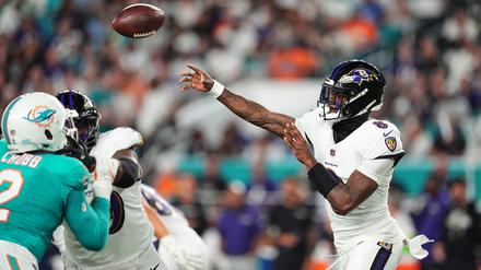 Lamar Jackson (rechts) warf bei seinem Comeback vier Touchdown-Pässe.