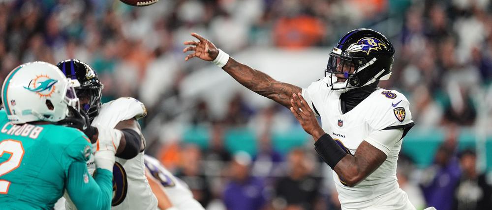 Lamar Jackson (rechts) warf bei seinem Comeback vier Touchdown-Pässe.