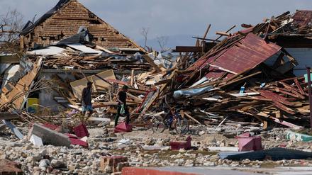 Von der Außenwelt abgeschnittene Jamaikaner sind auf Hilfsgüter angewiesen.