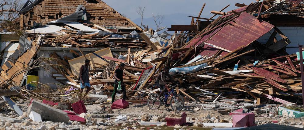 Von der Außenwelt abgeschnittene Jamaikaner sind auf Hilfsgüter angewiesen.